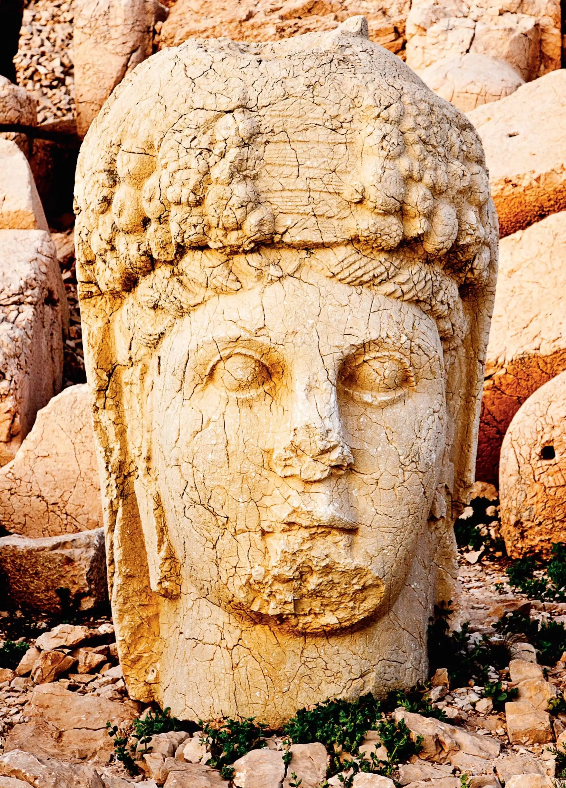 内姆鲁特山日落时分的巨像