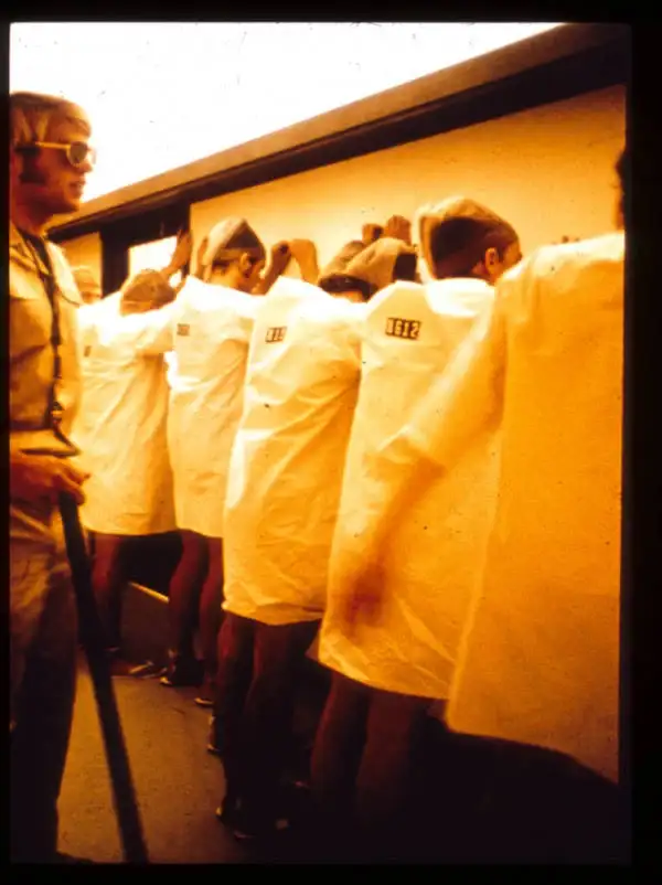 囚犯被迫面对墙壁