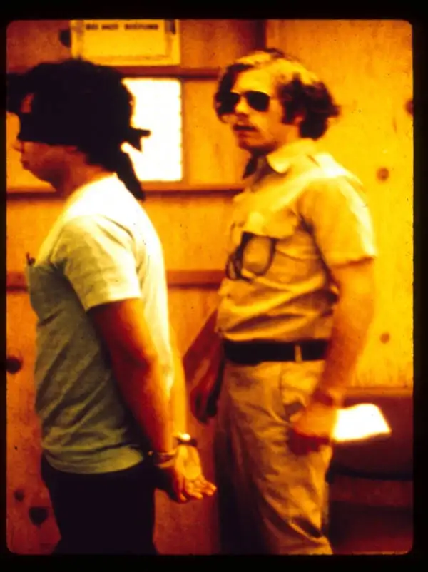 囚犯被蒙眼带入