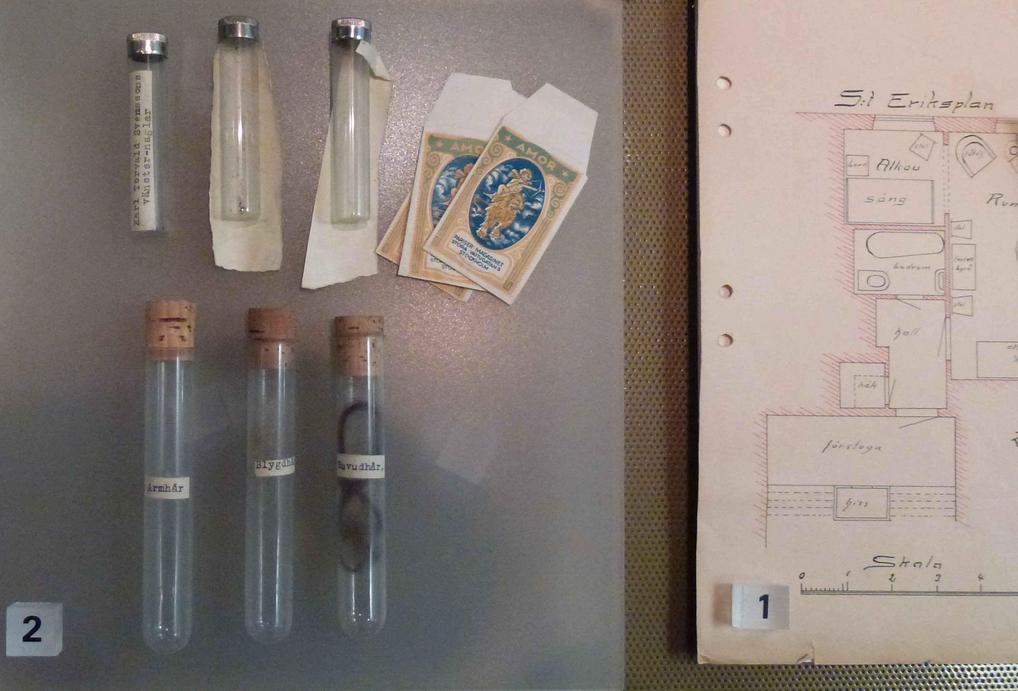 斯德哥尔摩警察博物馆展出的案发现场证据和公寓平面图