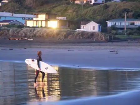 Piha海滩的冲浪者