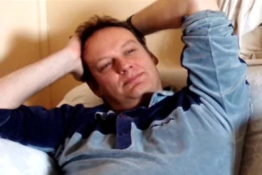 西蒙·卡德威尔（加里·费尔顿）