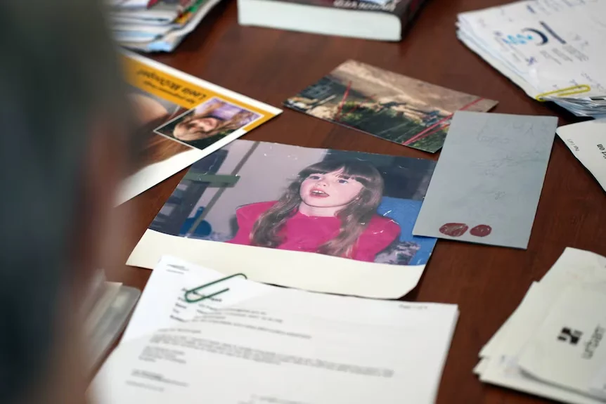 吉姆和凯瑟琳在家中的照片和文件