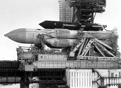 极地号运输到发射台