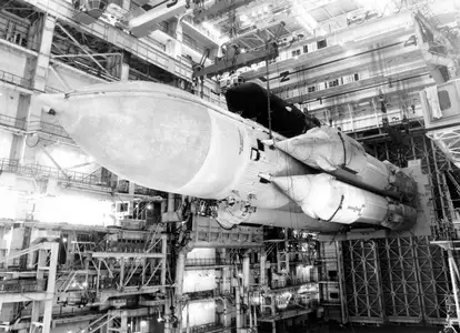 极地号与能源号火箭在发射台上