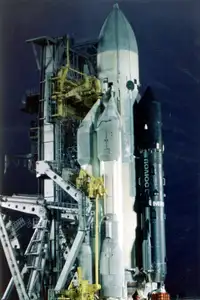 能源号火箭与极地号在发射台上