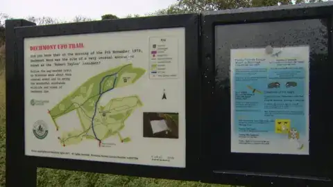 泰勒手持艺术家绘制的UFO图