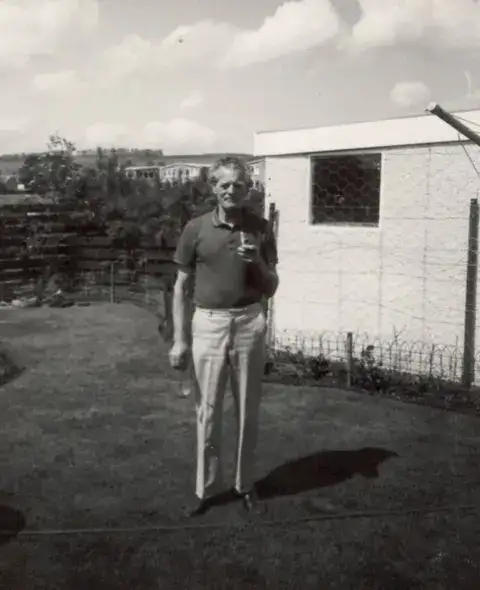 罗伯特·泰勒手持UFO示意图