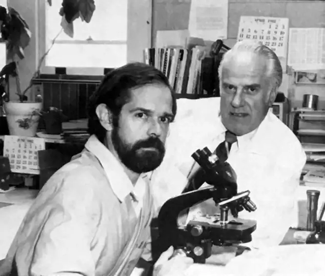 Willy Burgdorfer与Alan Barbour在发现莱姆病病原体后的合影