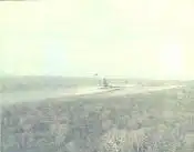 储存在越南美军基地的橙剂桶，桶上的橙色条纹是其标识