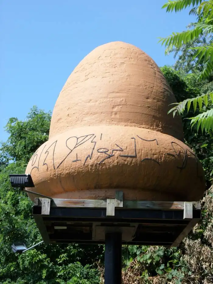 凯克斯堡UFO节上展示的橡果形物体模型