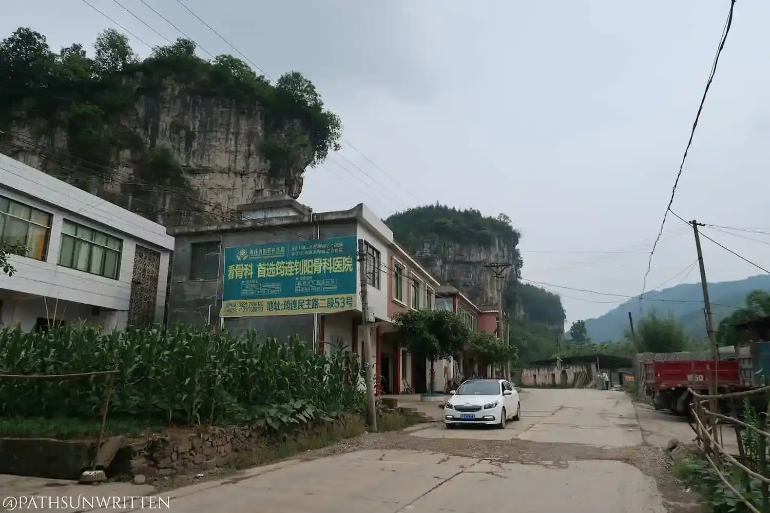 远眺悬棺遗址的景色