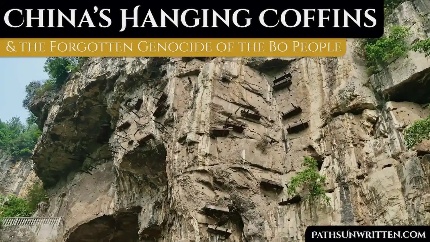 武夷山悬崖上悬挂的古老棺木