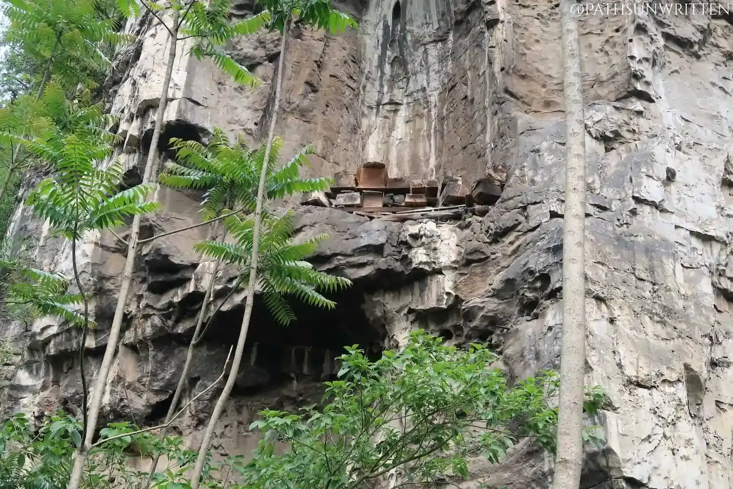 低处堆放的悬棺