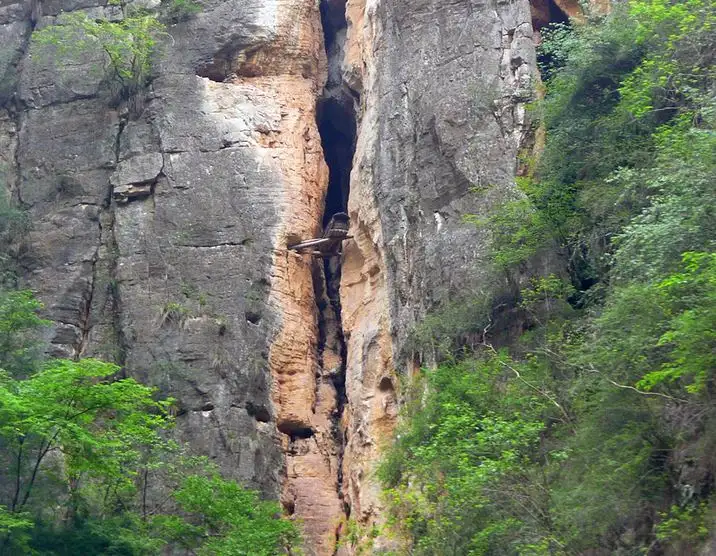 悬崖上悬挂的棺木特写