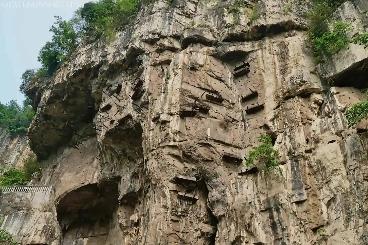 悬崖上密集的桩孔痕迹