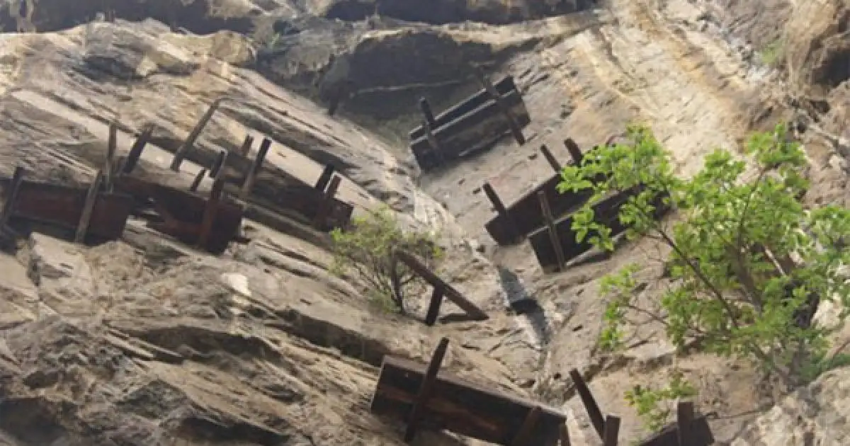 悬棺在悬崖上的分布