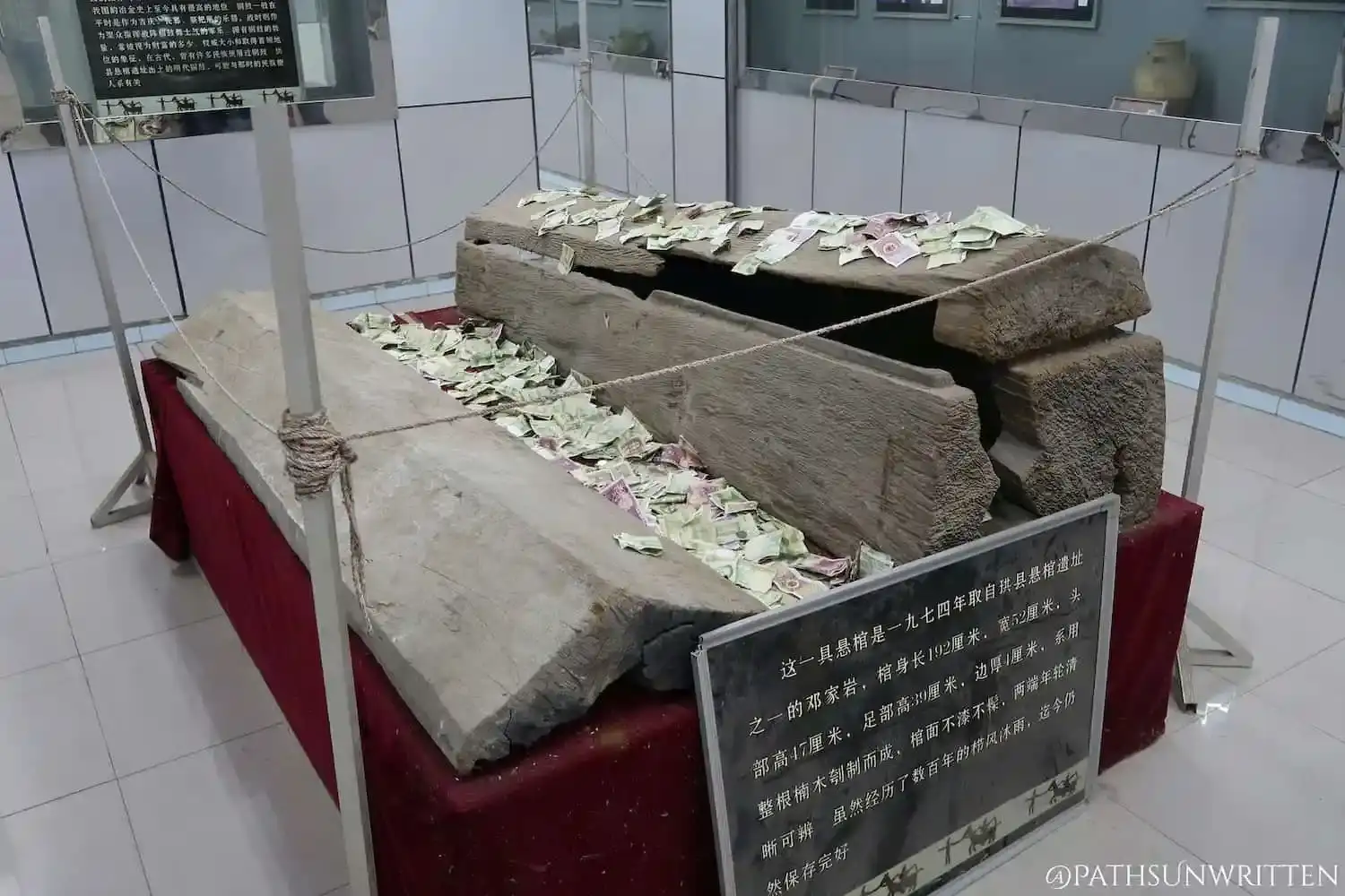 倭人悬棺遗址的壮观景象