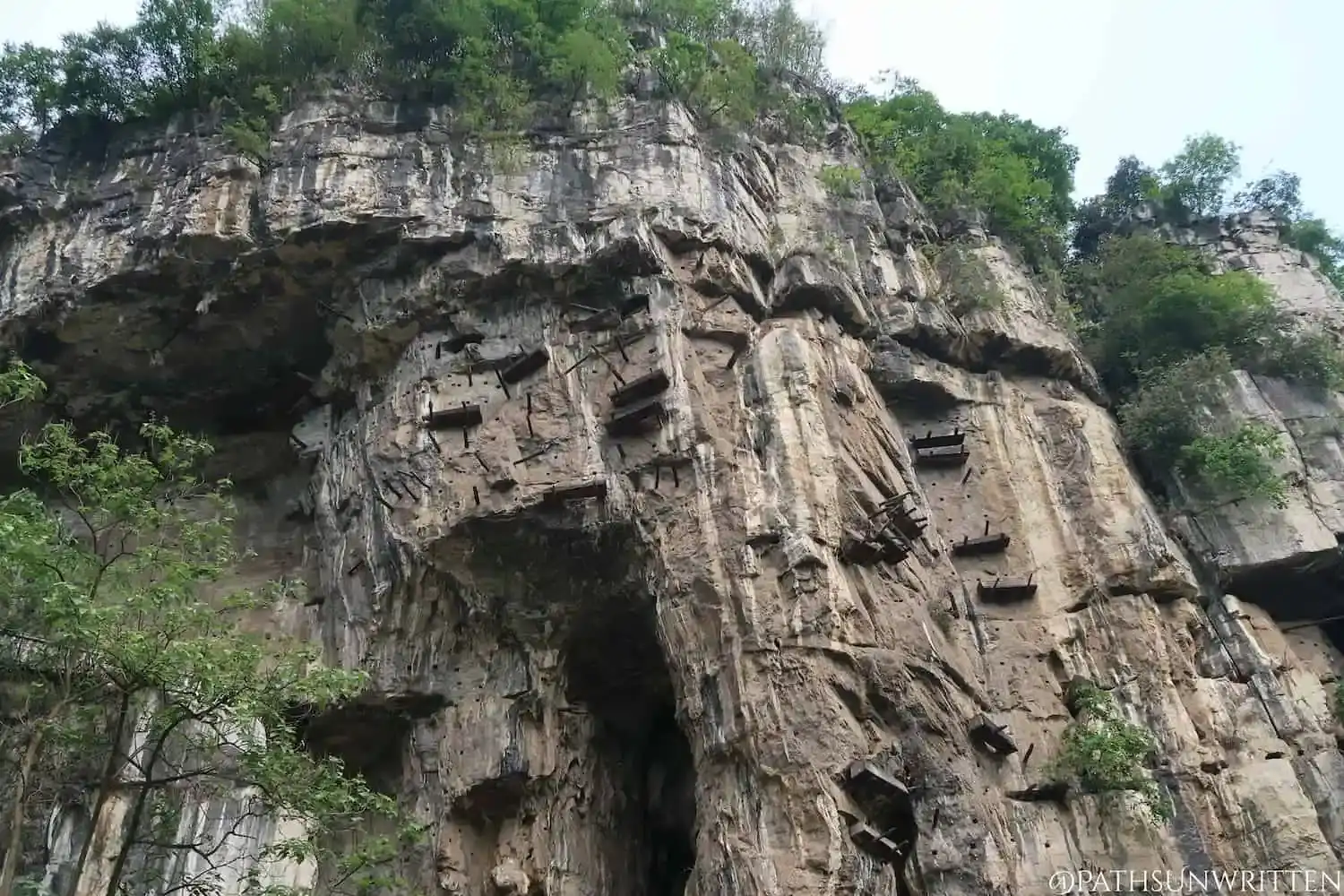 悬棺与悬崖的近距离照片