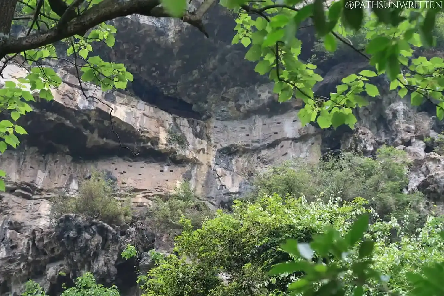 悬崖上密集的桩孔与悬棺遗迹