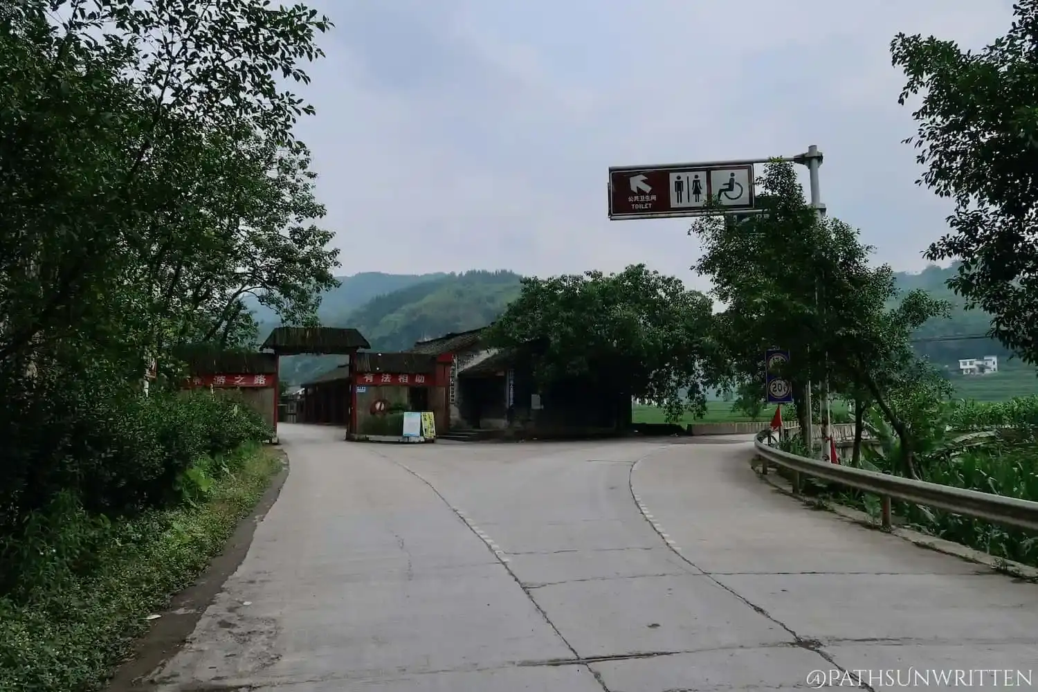 悬棺附近的小路与河流