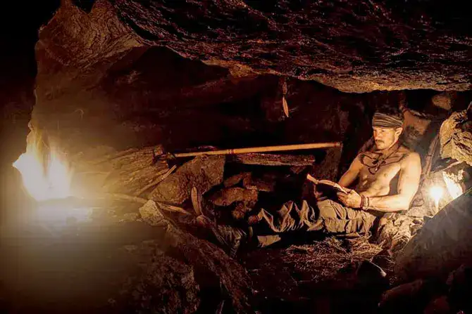 贾斯汀在洞穴中生活的照片