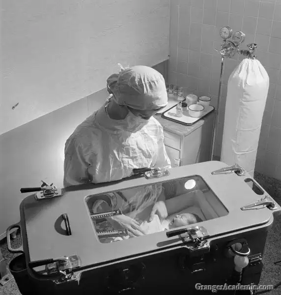 护士照顾保育箱中的婴儿