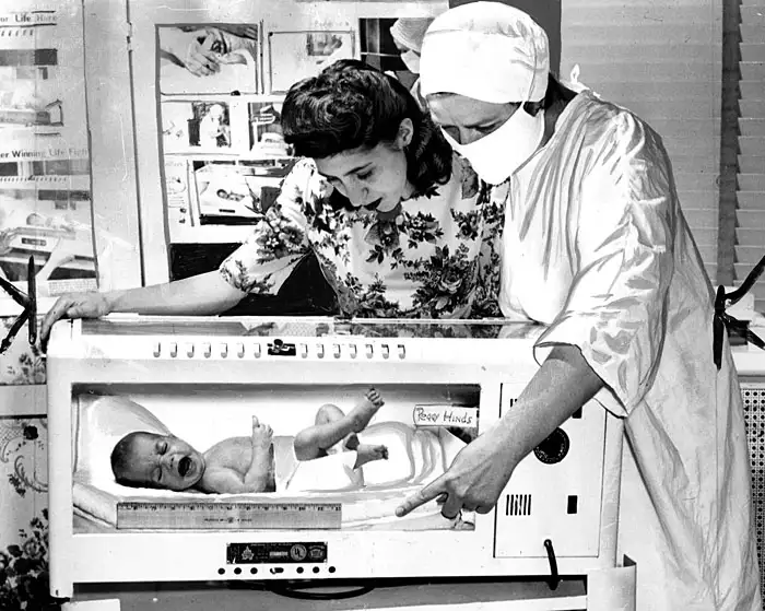 1950年母亲和护士观看保育箱中的婴儿