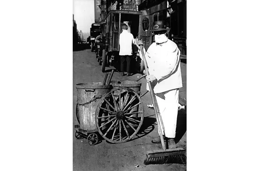 1918年流感大流行期间，纽约市一名戴口罩的街道清洁工