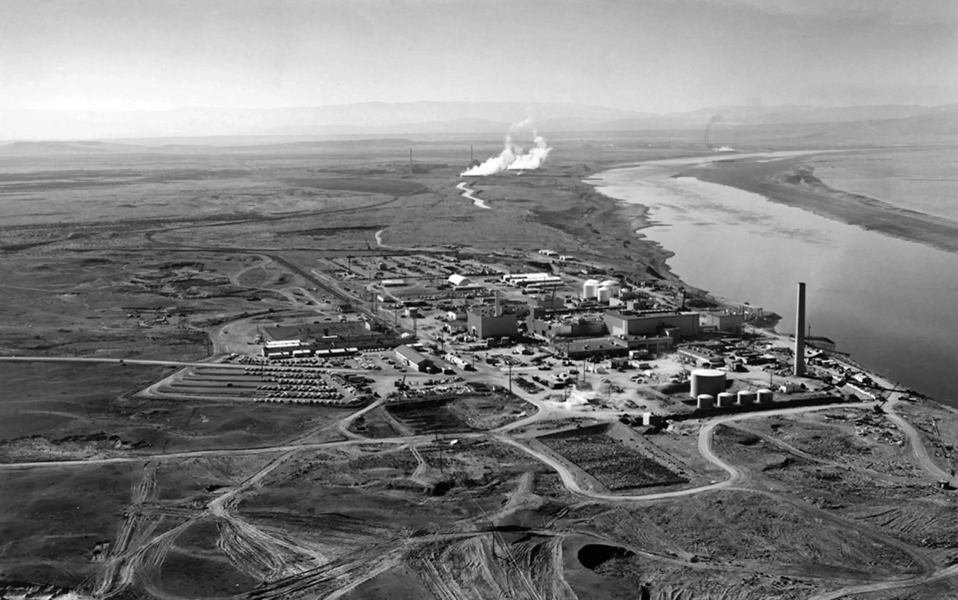 汉福德核设施的反应堆沿哥伦比亚河排列