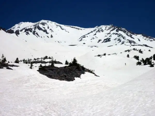 从雪崩峡谷方向拍摄的沙斯塔山，可以看到红岸悬崖和积雪覆盖的山坡