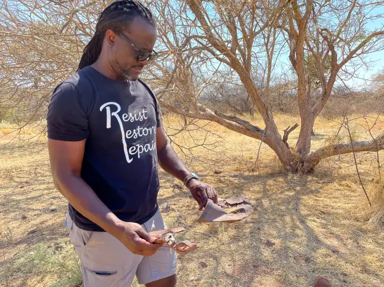 赫雷罗活动家杰夫塔·恩古赫里莫站在瓦特贝格战场遗址