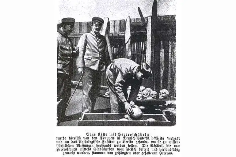 德国士兵打包被处决的纳米比亚原住民头骨