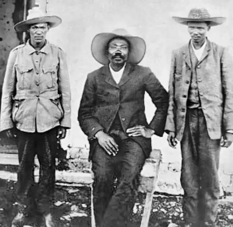 游击队领袖雅各布·莫伦加（中）与两名同伴