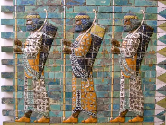 波斯战士浮雕，出土于苏萨宫殿遗址，展示阿契美尼德帝国的军事力量