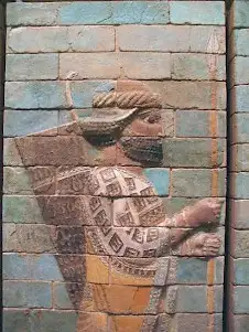 波斯阿契美尼德战士彩色釉砖浮雕，出土于苏萨宫殿，现藏于卢浮宫