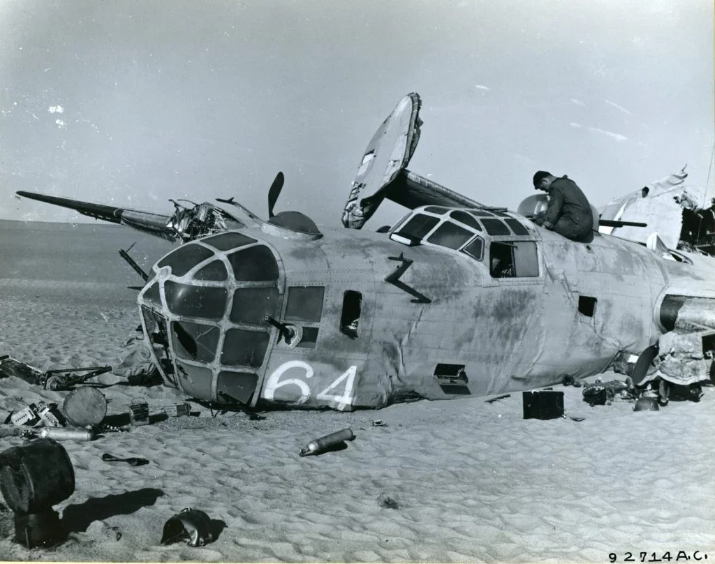 调查人员检查Lady Be Good机头部分