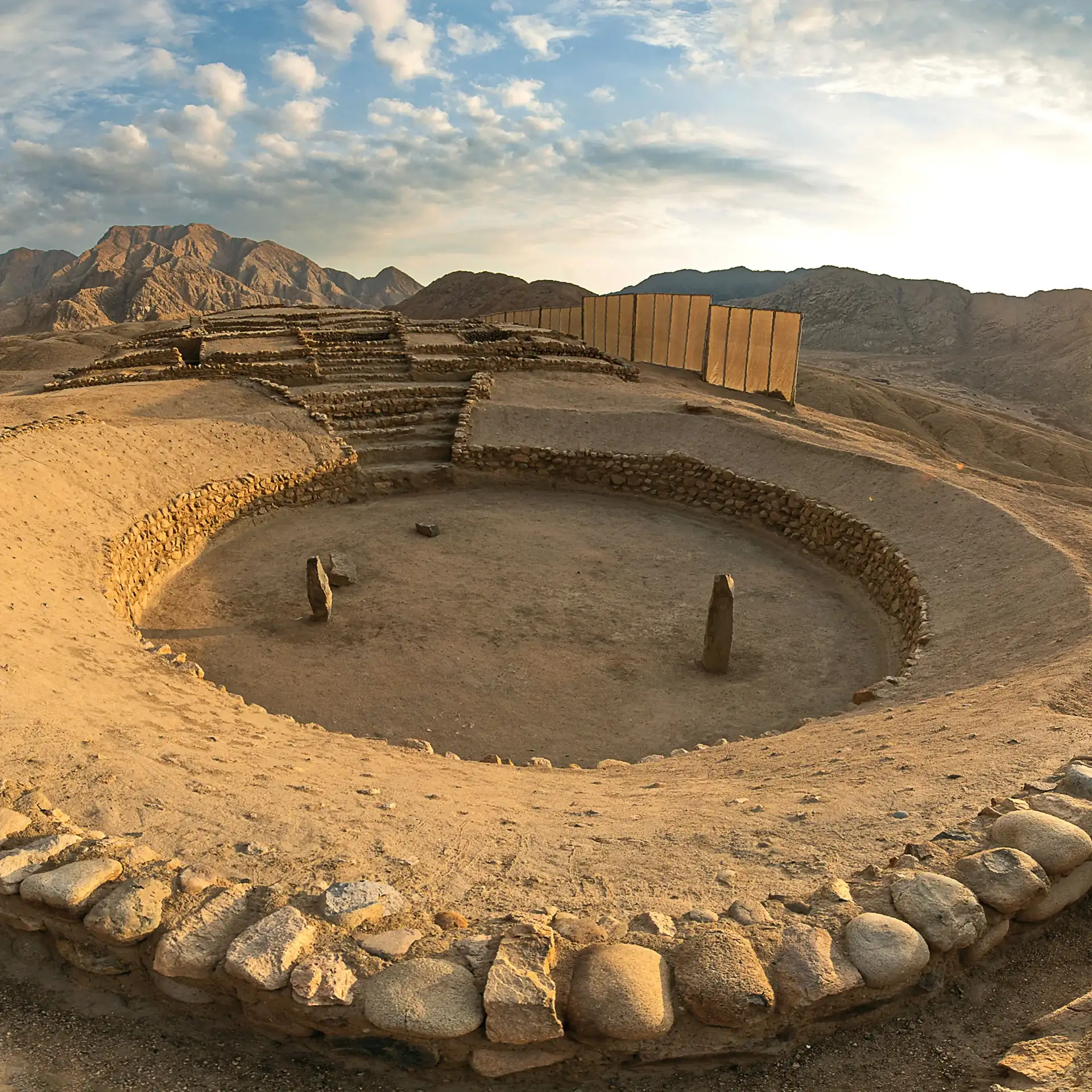 卡拉尔的圆形下沉广场