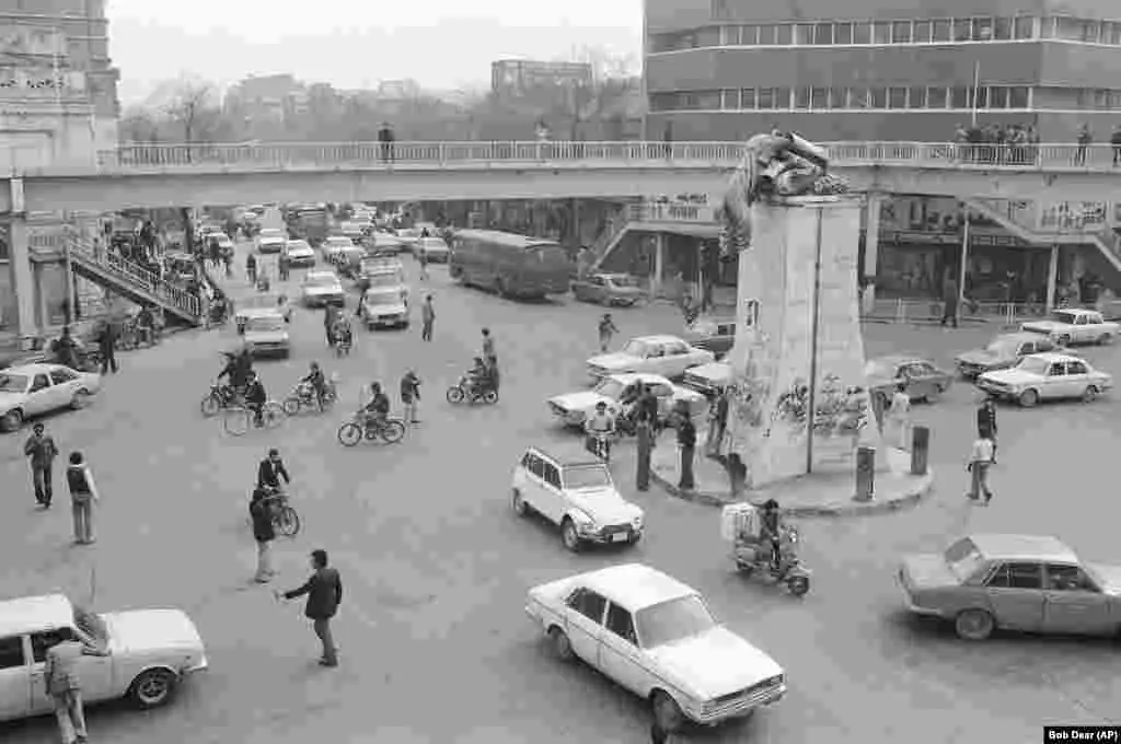 沙阿雕像在德黑兰街头被推倒，1979年1月18日