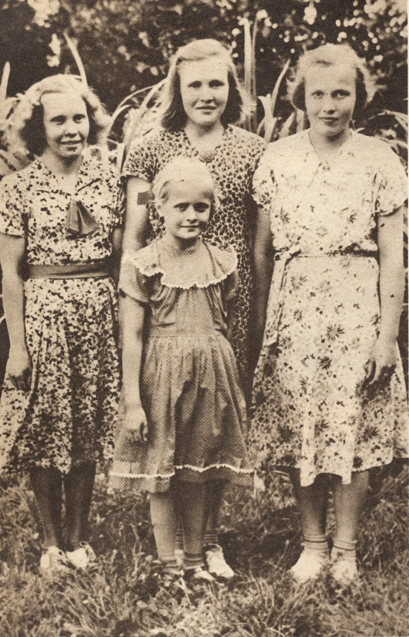 Kyllikki Saari 与她的姐妹们的照片，这是她生前最后的影像之一