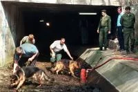 案发隧道入口，警方封锁现场