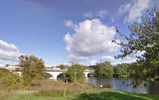 夏朗德河畔的巴斯奥桥，2013年曾在此打捞出一辆同型号Simca汽车，但并非梅希诺家的那辆