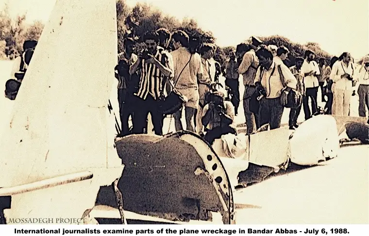 记者在阿巴斯港检查飞机残骸