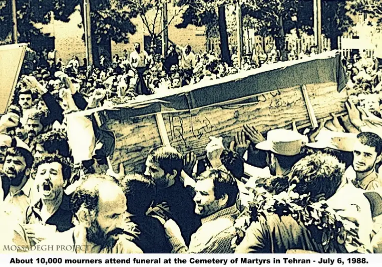 伊朗德黑兰烈士公墓，遇难者葬礼上人们抬着棺木