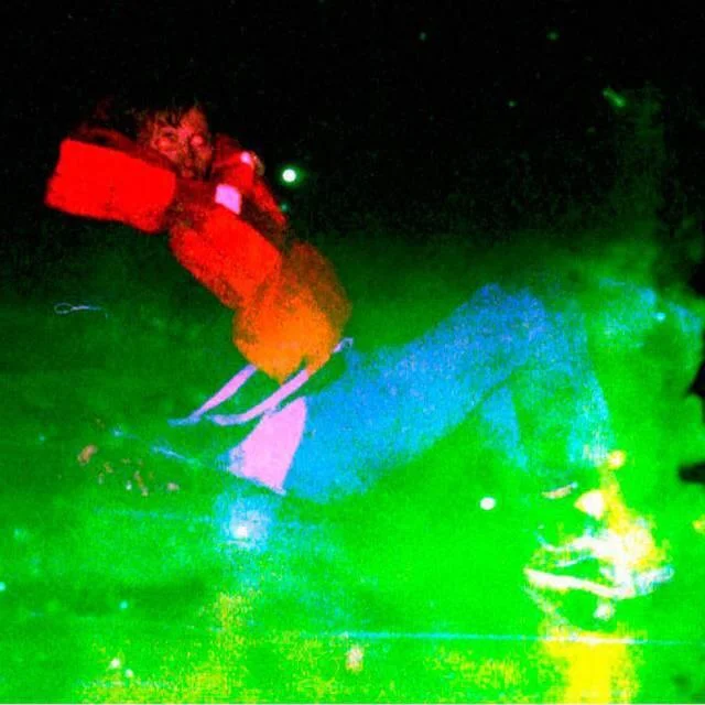 Estonia号沉没时拍摄的最后一张照片，拍摄者试图用相机闪光灯发出求救信号，意外记录下了船体上最后的幸存者