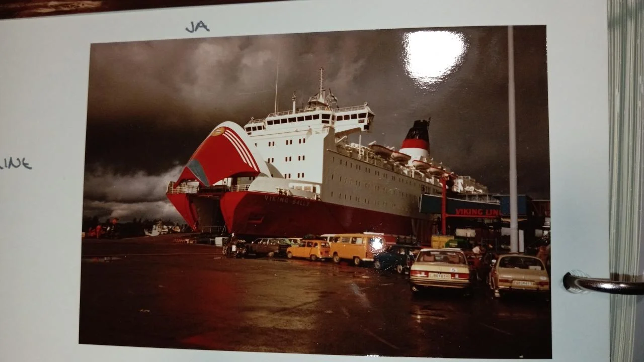 1981年拍摄的Viking Sally（后更名为Estonia）船只照片，可以看到著名的船头门打开