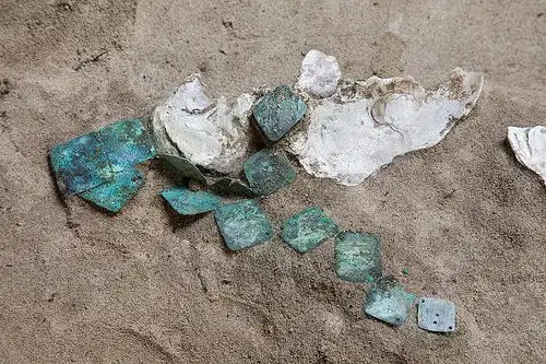 出土的铜项链文物