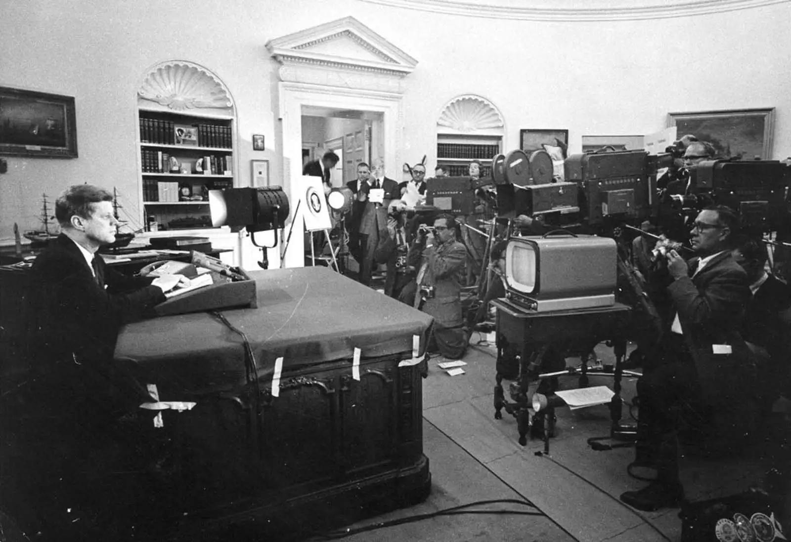 肯尼迪总统在白宫发表电视讲话宣布对古巴实施海上封锁