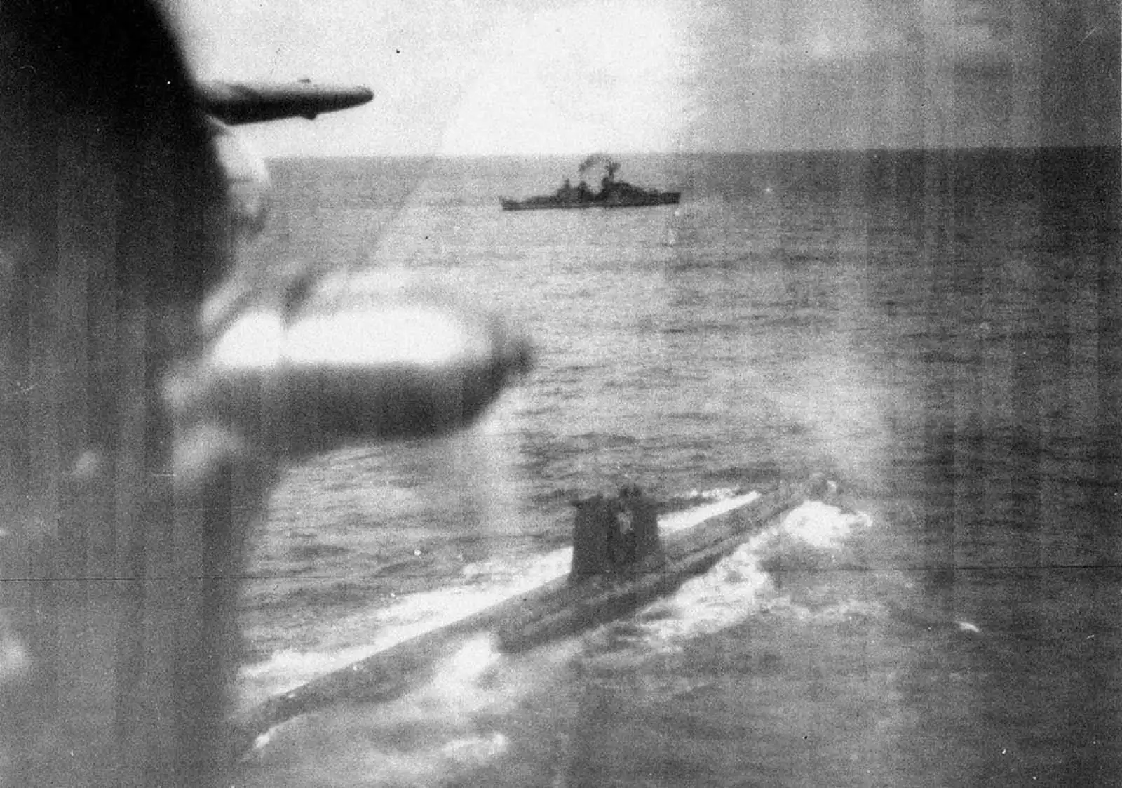 1962年古巴导弹危机期间美国海军监视苏联潜艇浮出水面的照片