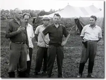 苏联军官庆祝击落U-2侦察机的照片